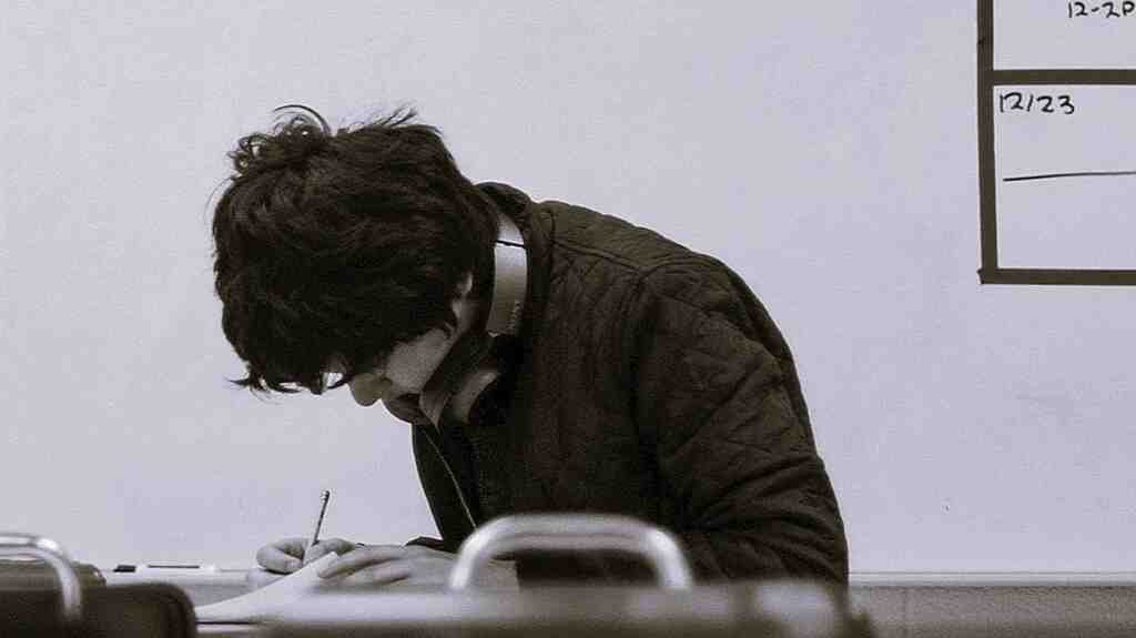 joven estudiando y concentrado - aprendhum